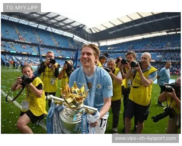 25赛季结束后离开曼城。，德布劳内转会曼城时间