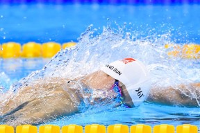 新闻中心提醒公众注意赛事期间交通管制安排，赛事叫停